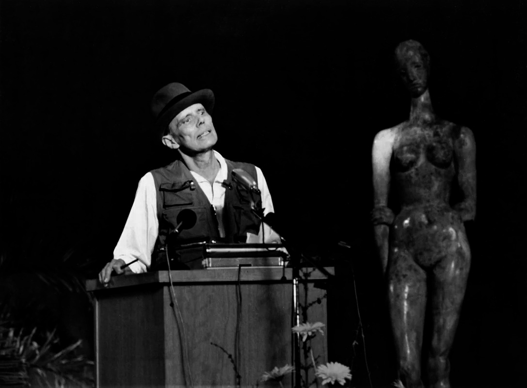 Joseph Beuys during his acceptance speech for the Wilhelm Lehmbruck Prize.