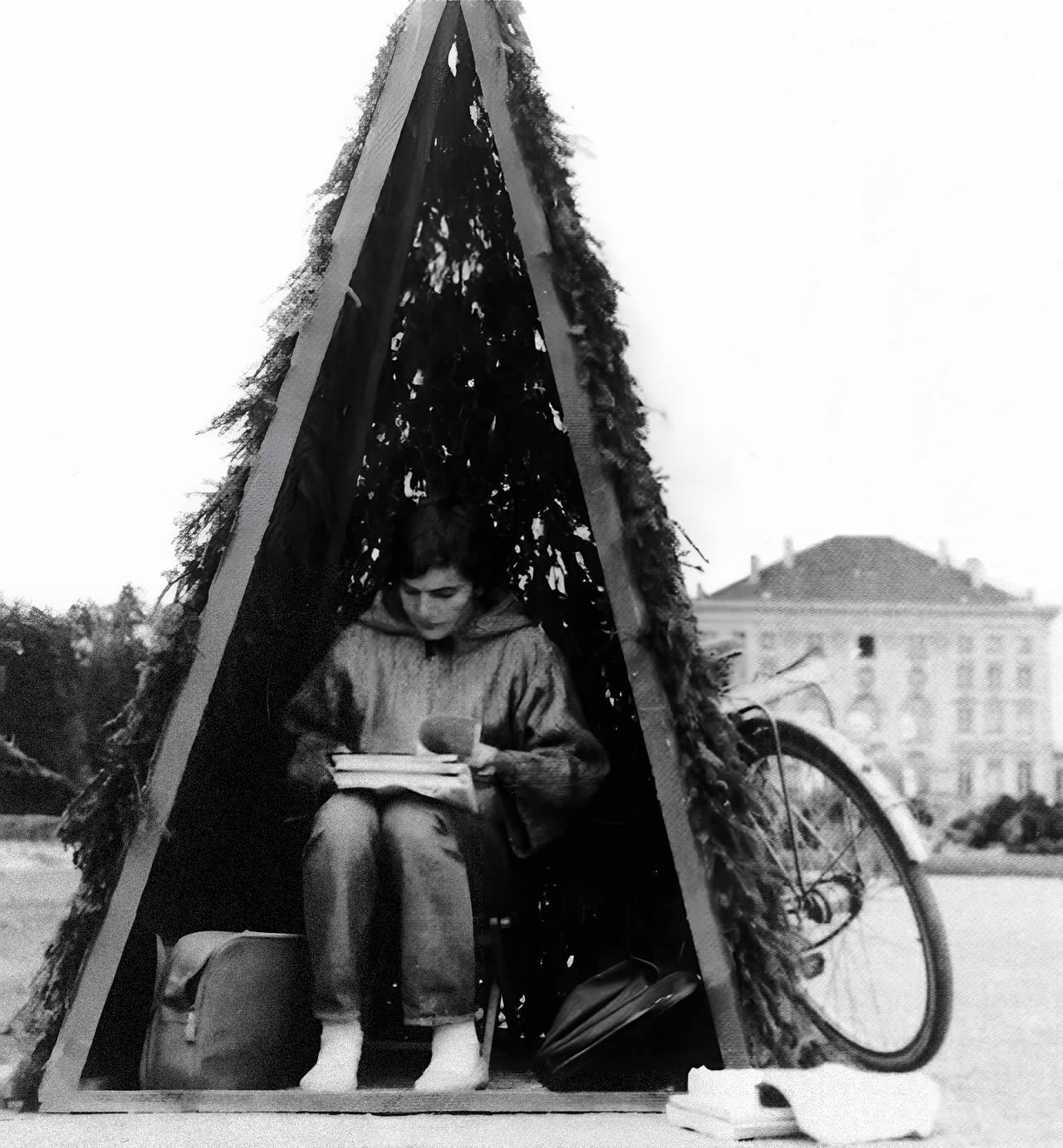 Last Year at Marienbad (1961), Script supervisor Sylvette Baudrot on set.