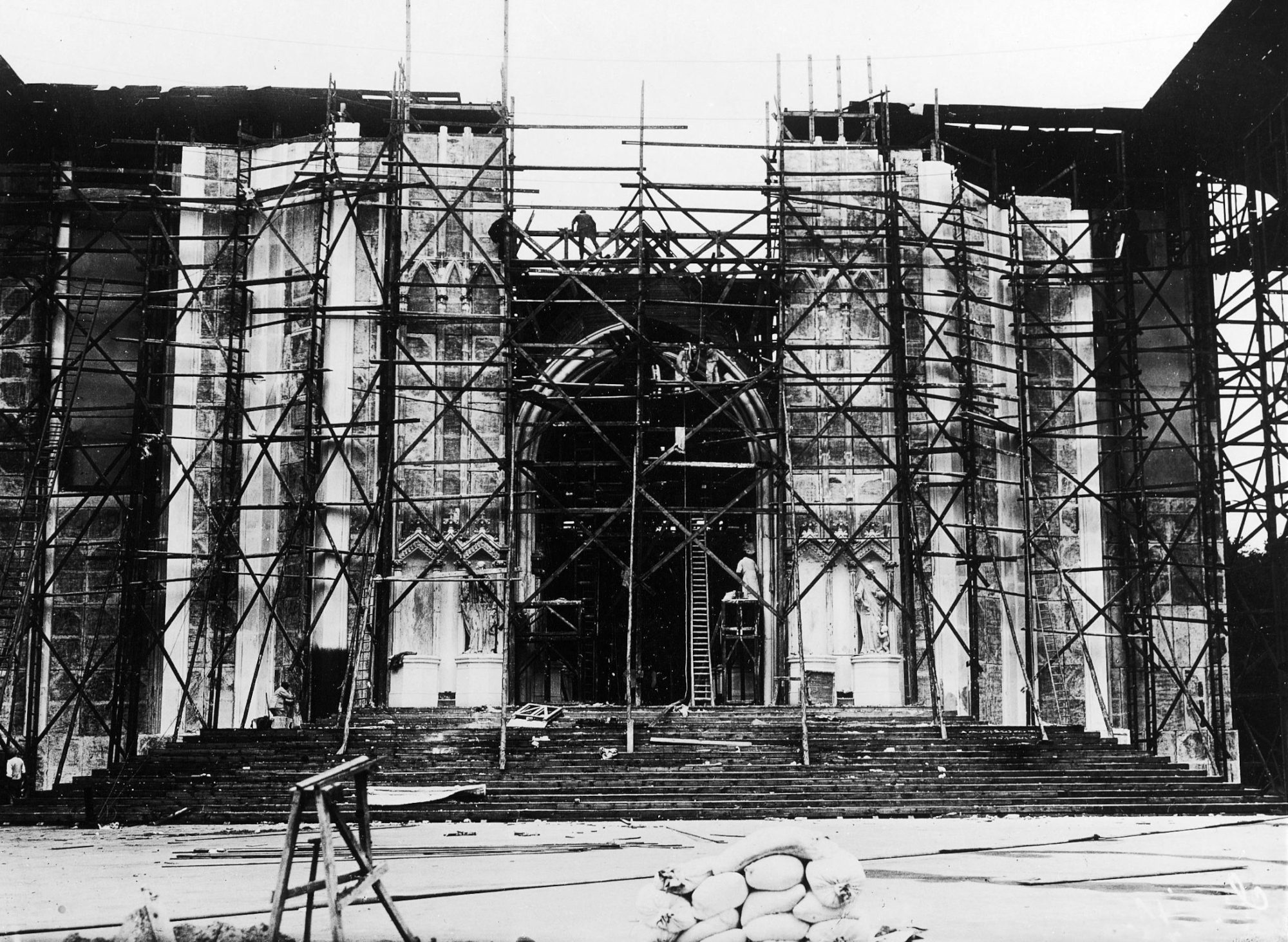 Metropolis (1927), Construction of the cathedral, production still. 