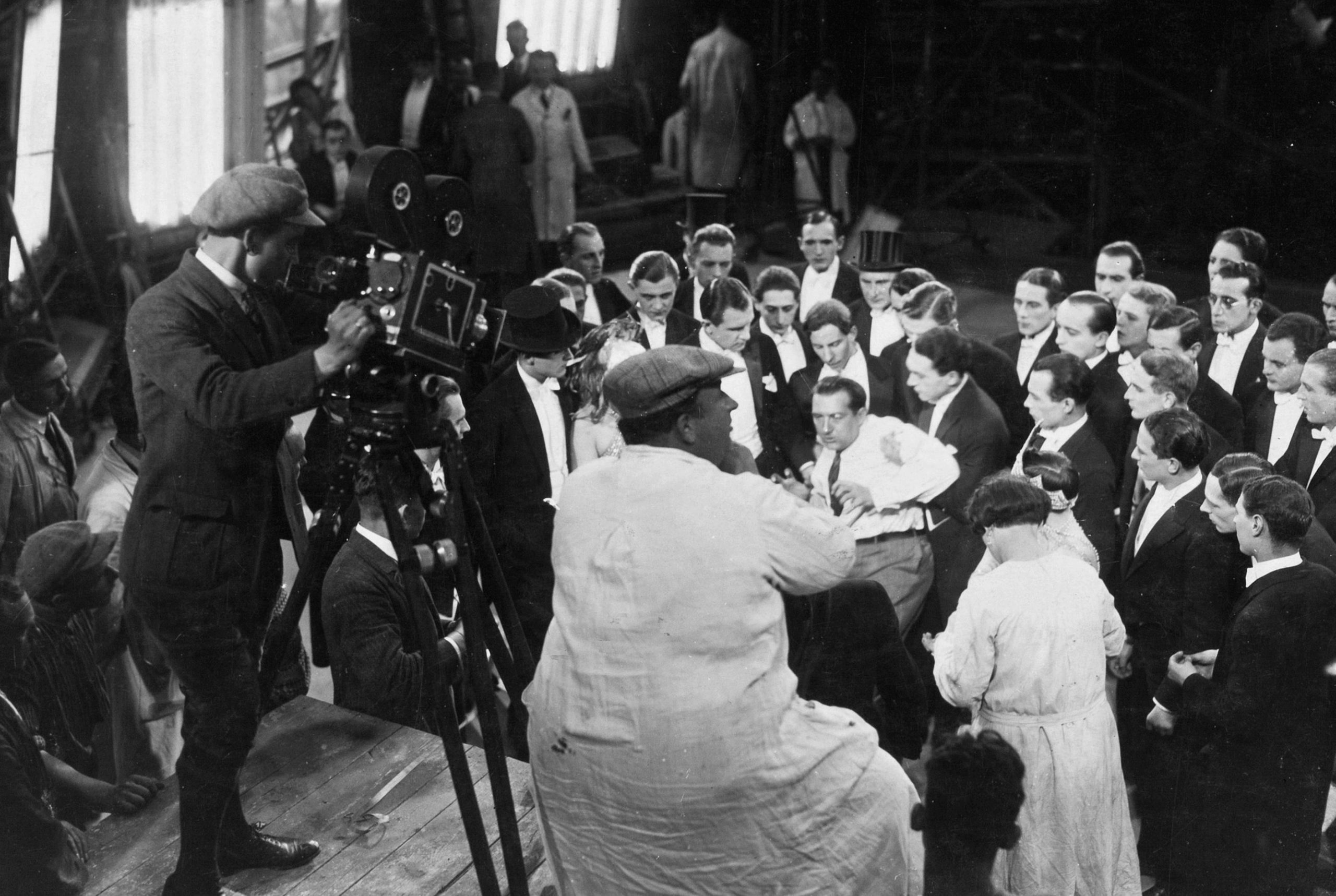 Metropolis (1927), During shooting at the club, Yoshiwara, Robert Baberske at camera, production still. 