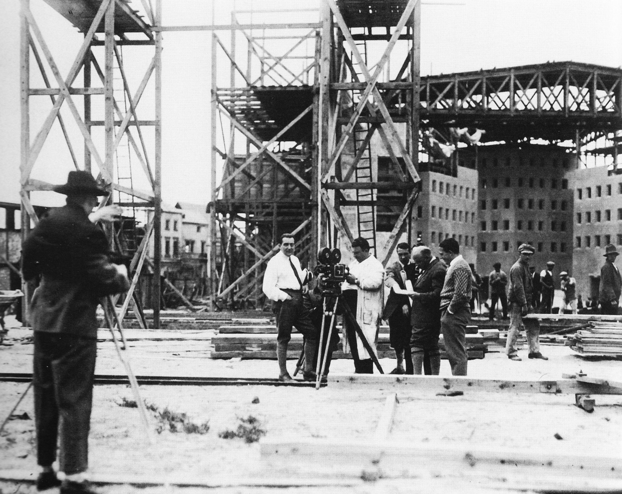 Metropolis (1927), Construction of Lower City, Horst von Harbou, Lang, Karl Freund, production still. 